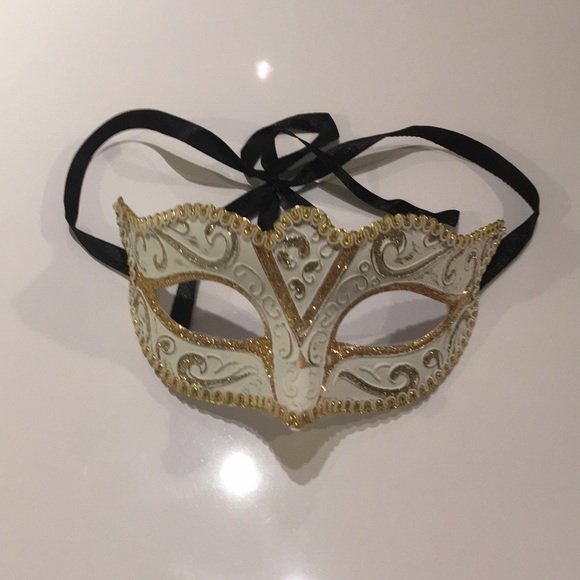 White Masquerade Mask - Picture 2 of 13